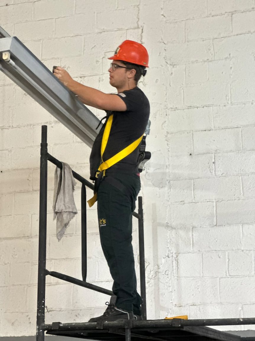 Profissional da Volt's carregando eletrocalha em obra