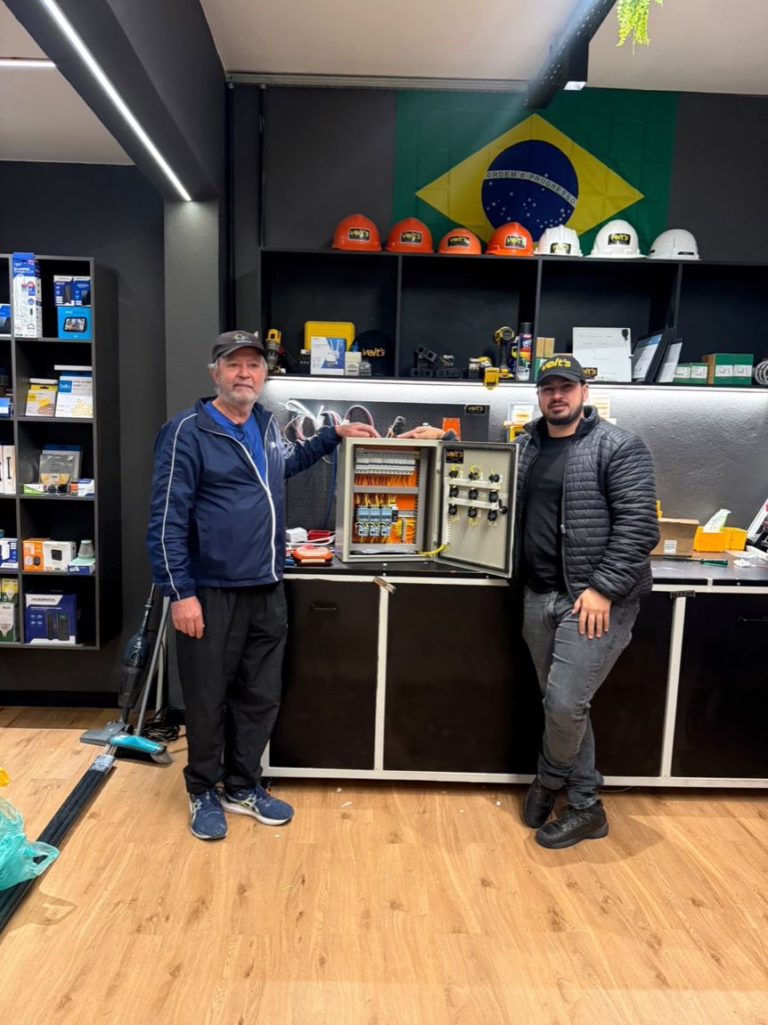 Equipe da Volt's na loja com um quadro elétrico montado