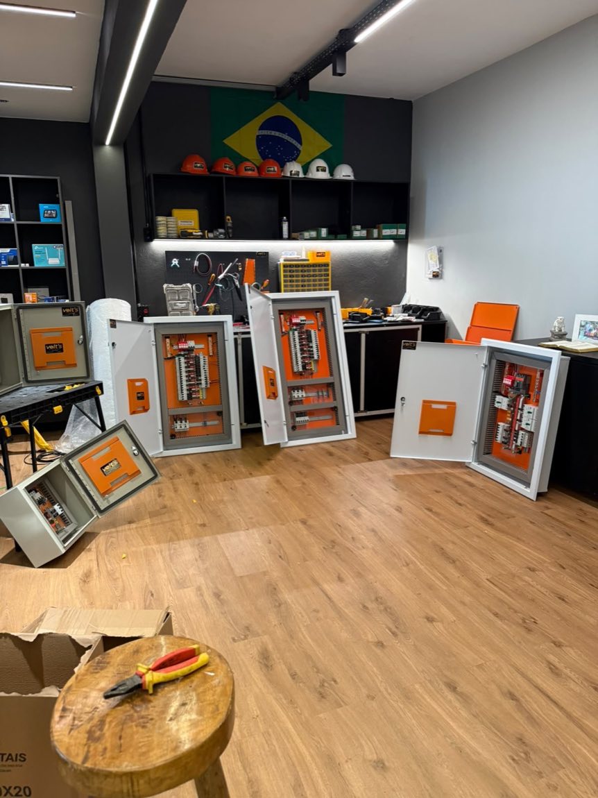 Quadros elétricos montados e prontos para entrega na oficina da Volt's