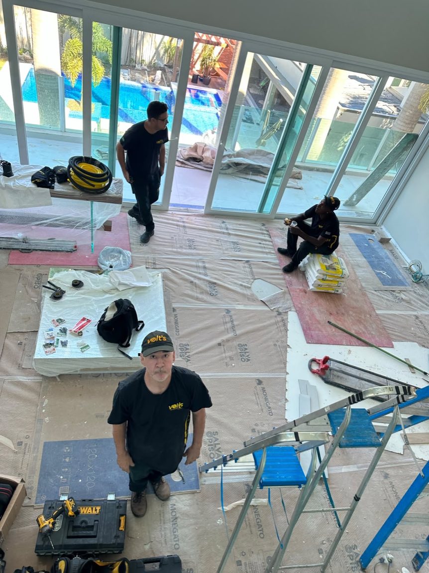 Equipe da Volt's trabalhando em varanda com vista para a piscina